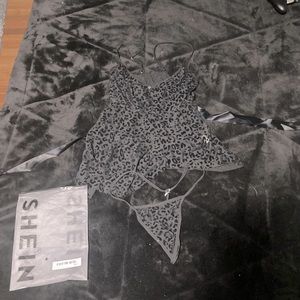 Size medium. Leopard print teddy with matching thong. Never worn. Shein.